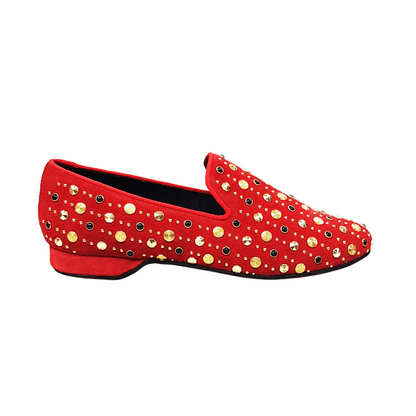 Scarpa mocassino Jack Sparrow Wish Dance Shop in camoscio rosso con borchie dorate e Swarovski neri incastonati, stile pirata.