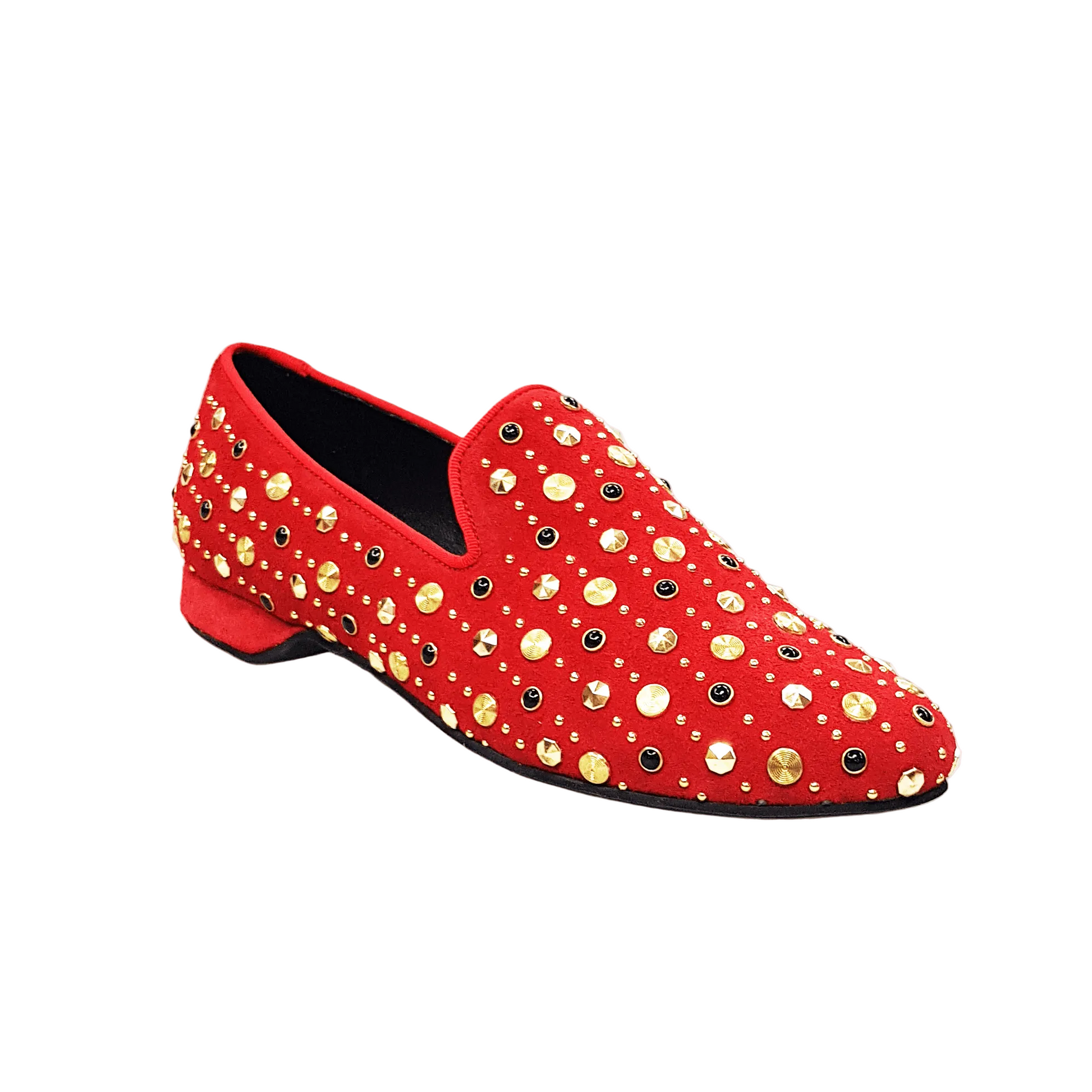Scarpa mocassino Jack Sparrow da uomo in camoscio rosso con borchie dorate e Swarovski neri incastonati, marca Wish Dance Shop.