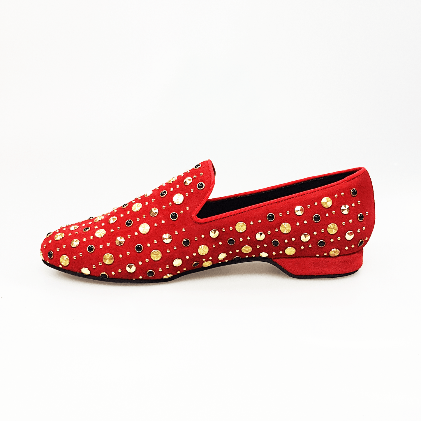 Scarpa mocassino Jack Sparrow Wish Dance Shop in camoscio rosso con borchie dorate e Swarovski neri incastonati.