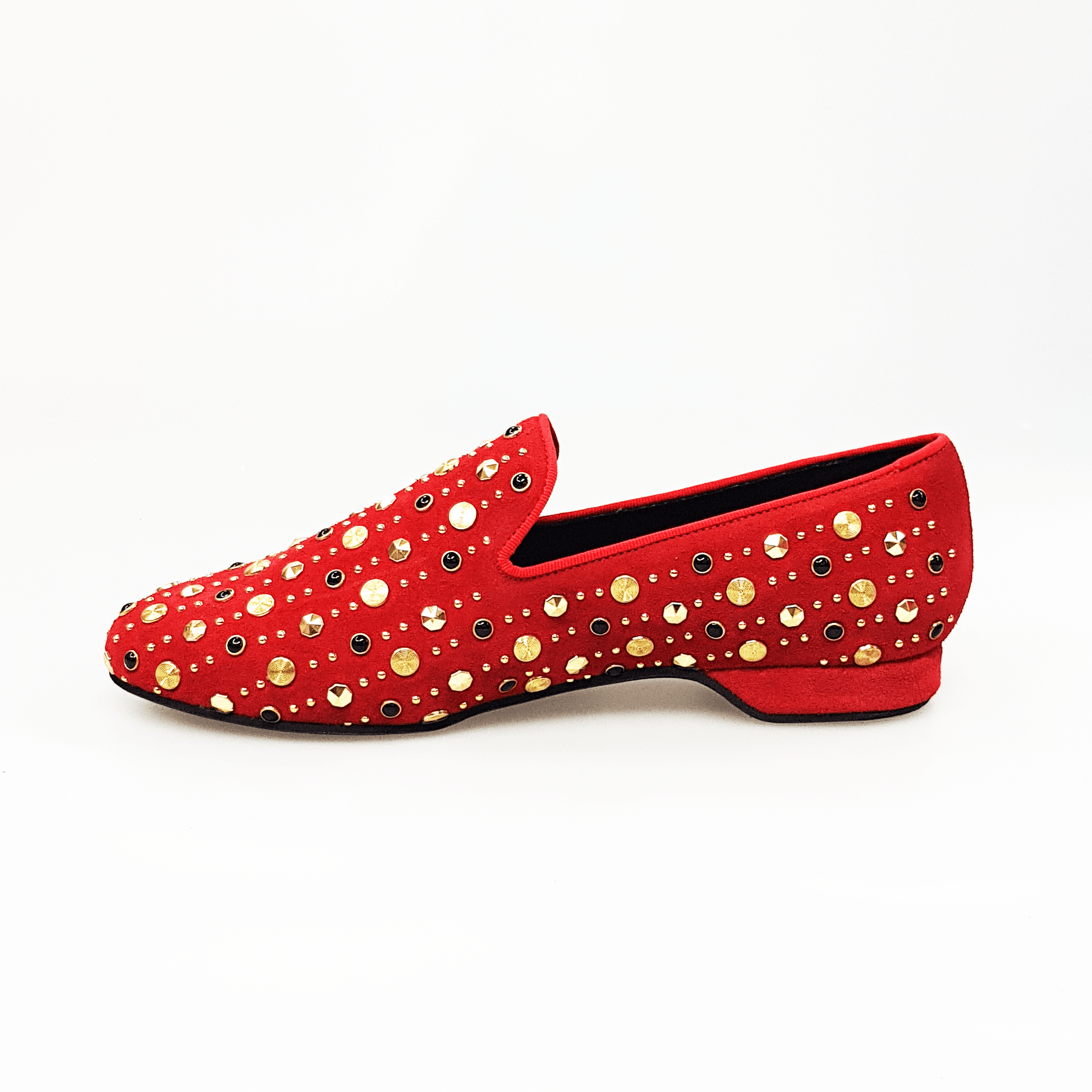 Scarpa mocassino Jack Sparrow Wish Dance Shop in camoscio rosso con borchie dorate e Swarovski neri incastonati.