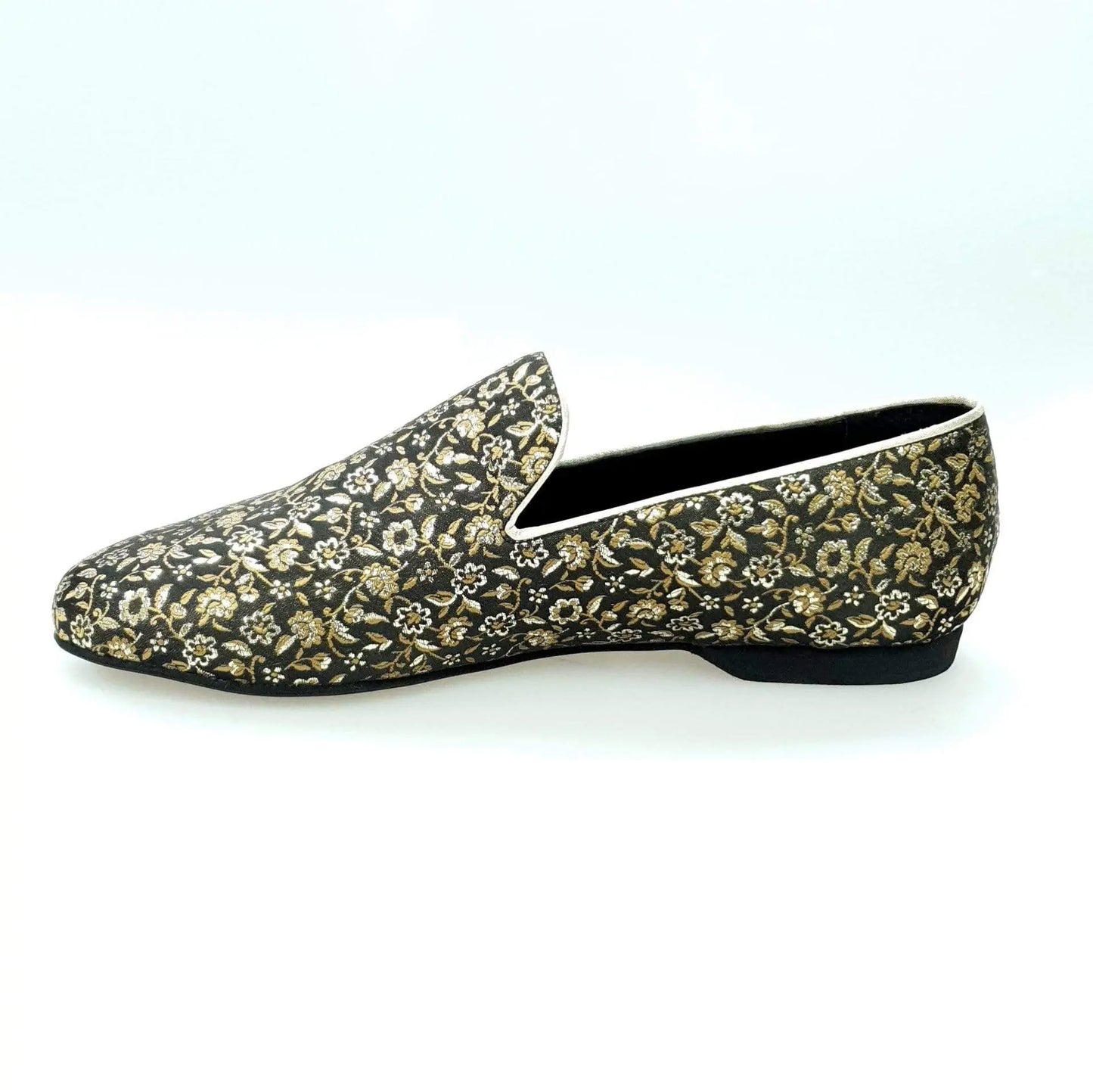 Scarpa mocassino da uomo Serse 800 in tessuto fiorato veneziano oro, con suola e dettagli eleganti.