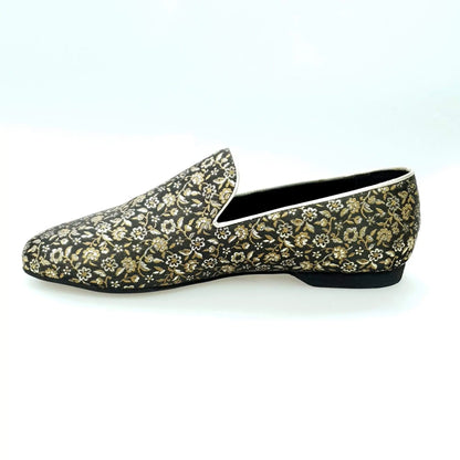 Scarpa mocassino da uomo Serse 800 in tessuto fiorato veneziano oro, con suola e dettagli eleganti.