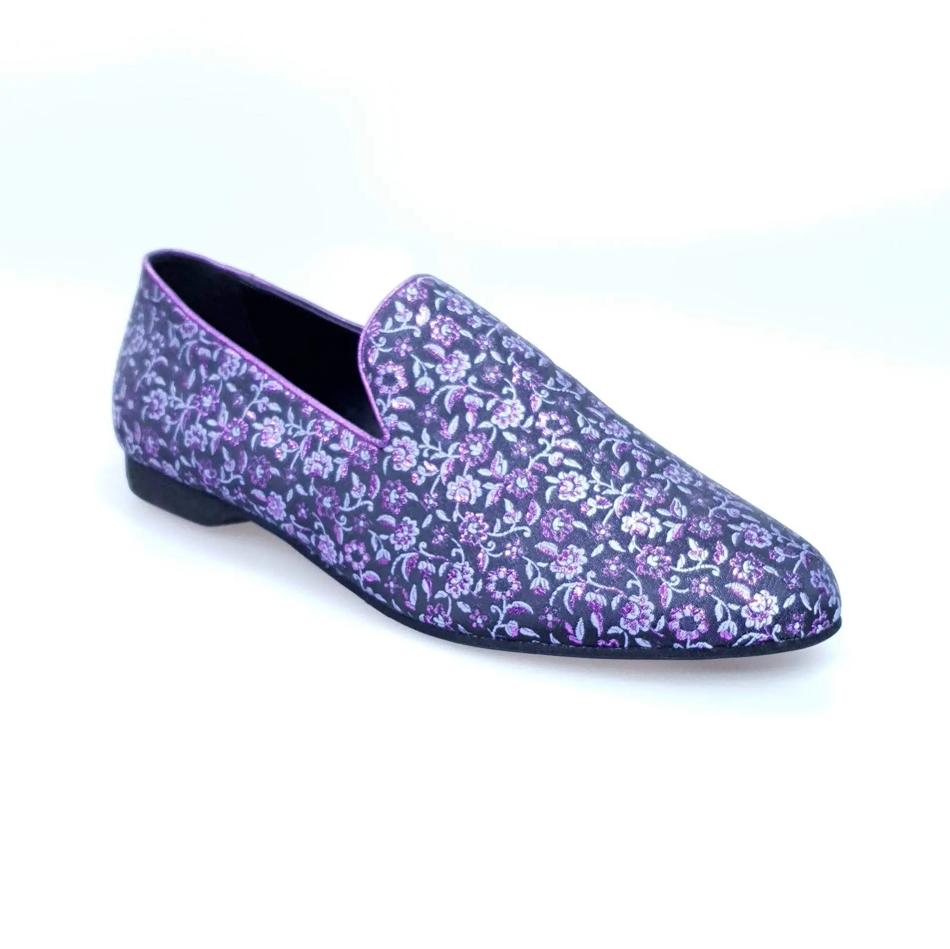 Mocassino da uomo Serse in tessuto con ricamo veneziano fiorato lilla, scarpa Wish Dance Shop, dettaglio elegante e colorato.