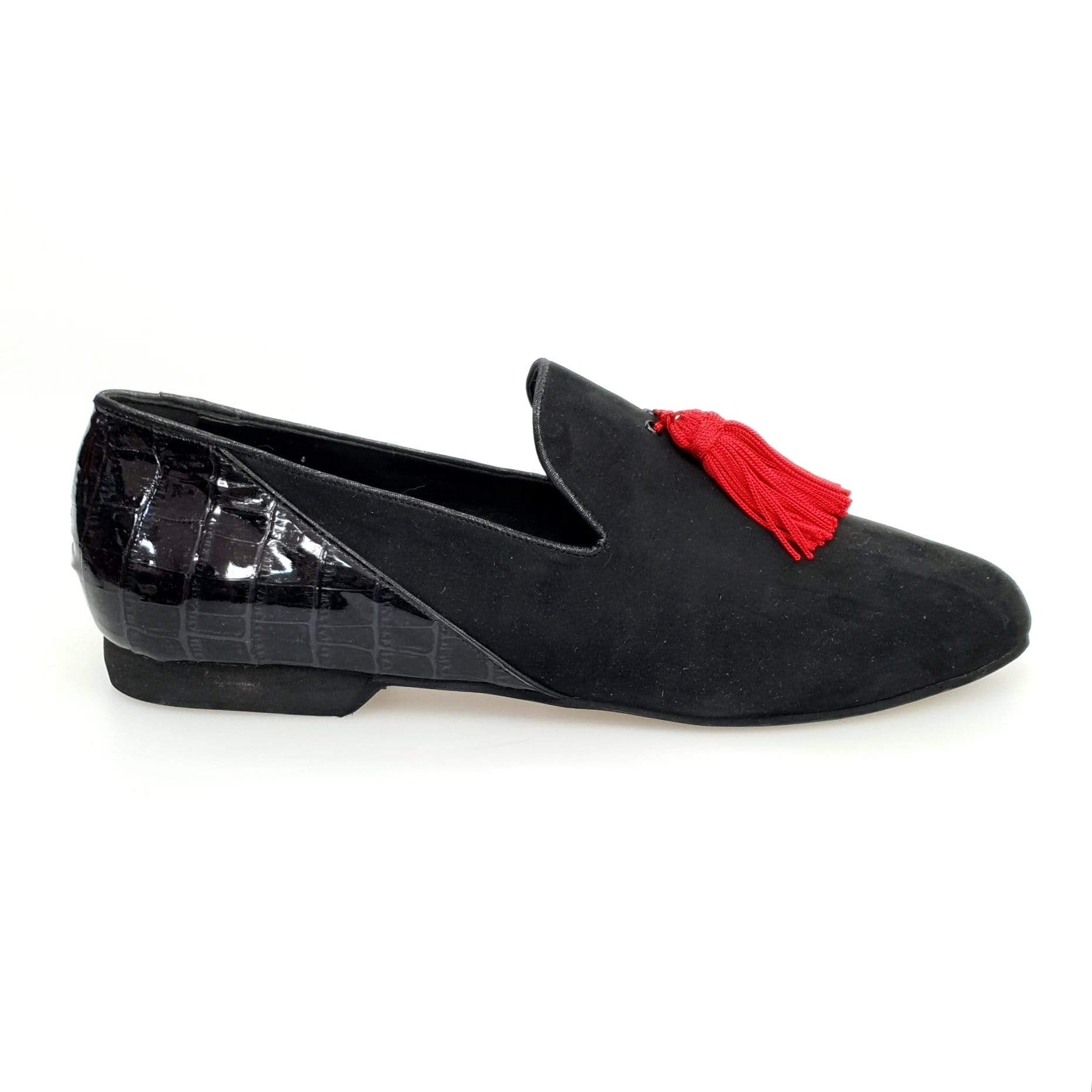 Scarpa mocassino da uomo Nathan (800B) in camoscio nero con tallone in cocco nero e pompon rosso, vista frontale