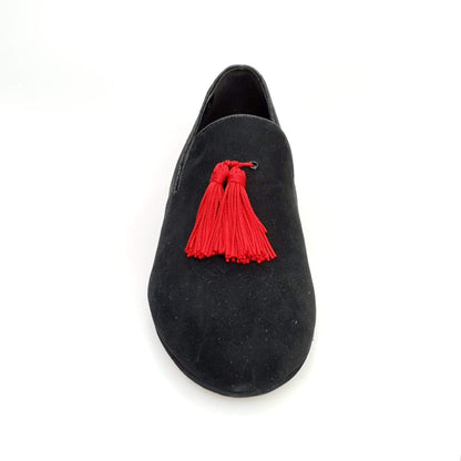 Scarpa da uomo Nathan (800B) in camoscio nero con tallone in cocco nero e dettagli pom pon rosso, elegante e alla moda.