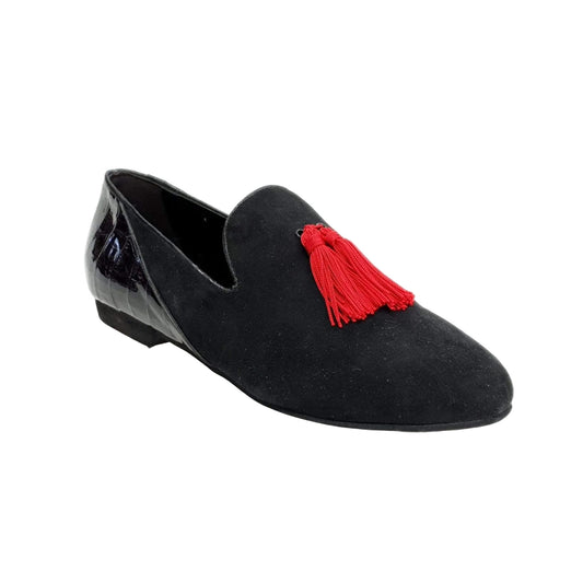 Scarpa mocassino da uomo Nathan (800B) in camoscio nero con tallone in cocco nero e pompon rosso, elegante e confortevole