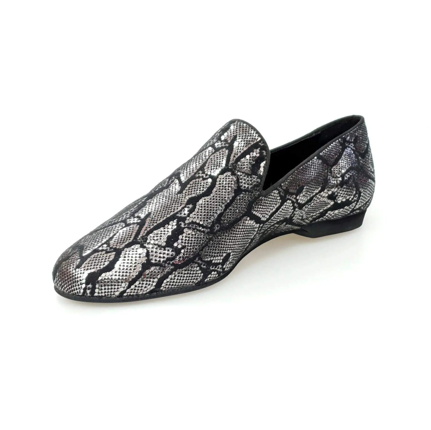 Mocassino da uomo Wish Dance Shop in pelle lavorata con fantasia Giga Python, con dettagli eleganti e stile sofisticato.
