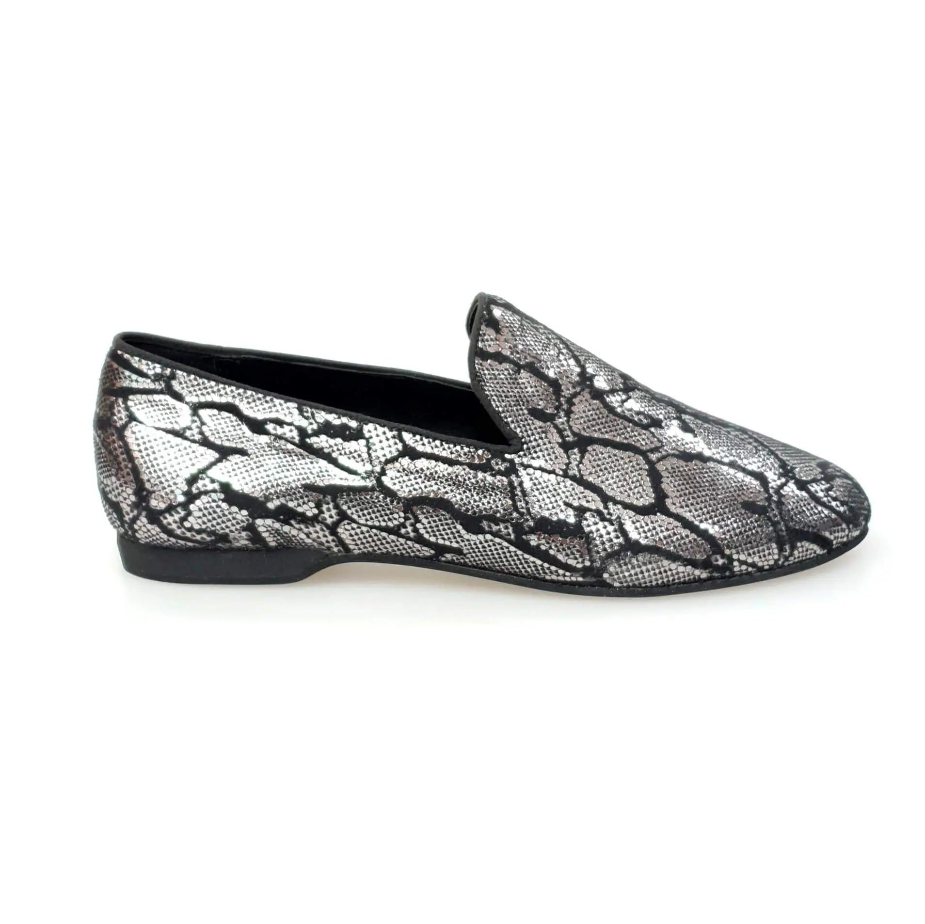 Mocassino da uomo in pelle lavorata con fantasia Giga Python, scarpa Wish Dance Shop, dettagli eleganti e stile sofisticato