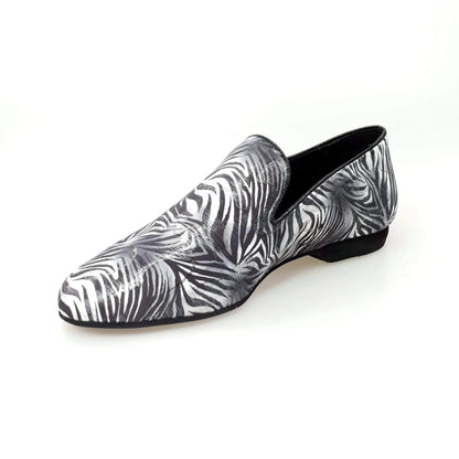 Scarpa mocassino da uomo Wish Dance Shop in tessuto con fantasia giungla grigia, dettagli lavorati e stile casual elegante.