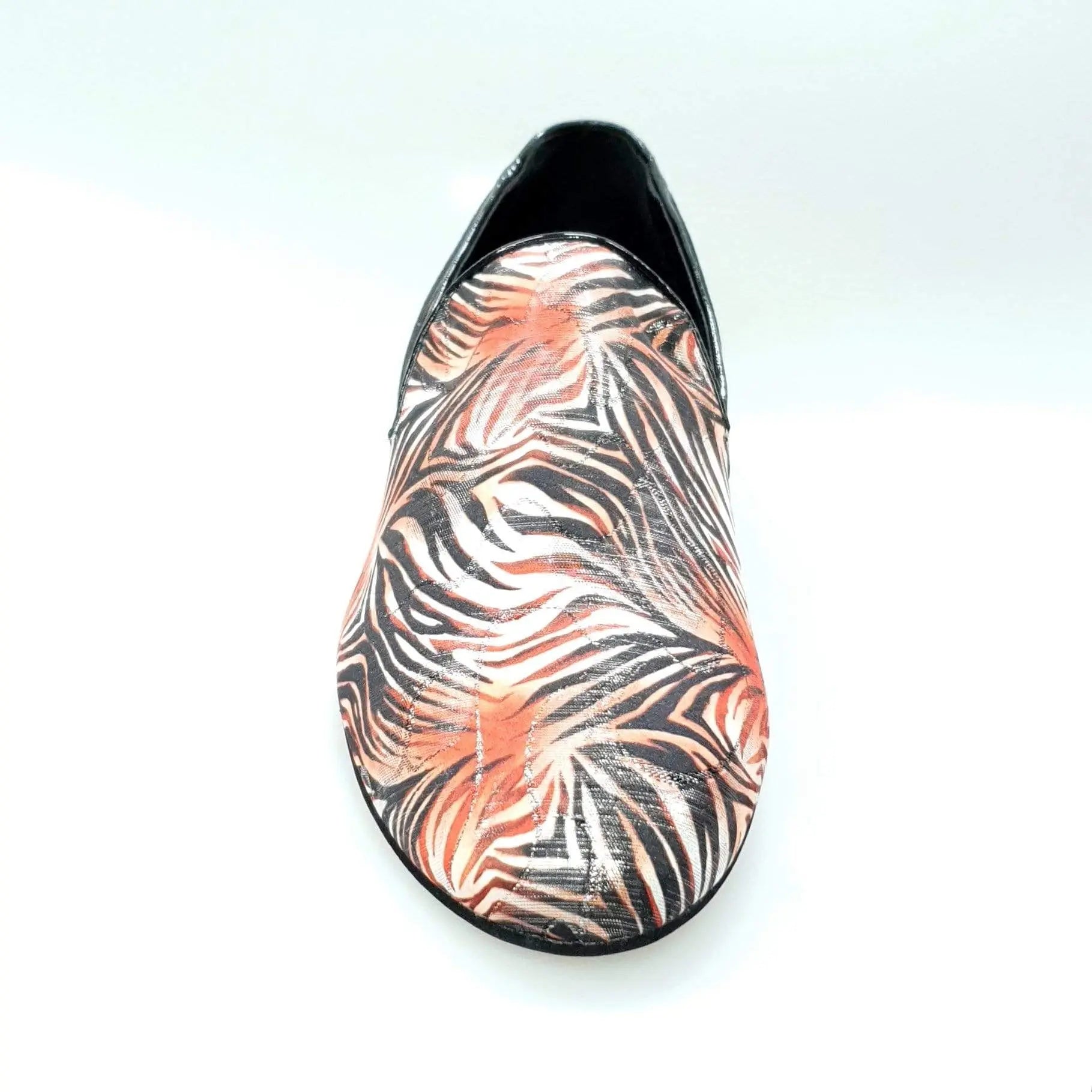 Mocassino da uomo Serse (800B) in tessuto fantasia giungla rossa con tallone in camoscio nero, stile elegante e casual.