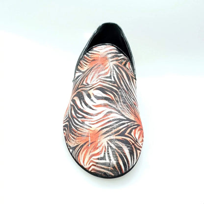 Mocassino da uomo Serse (800B) in tessuto fantasia giungla rossa con tallone in camoscio nero, stile elegante e casual.