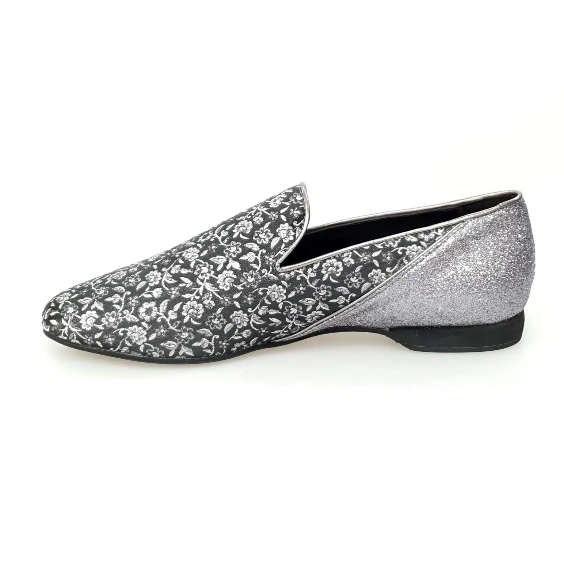 Scarpa mocassino da uomo Serse (800B) in tessuto veneziano grigio con tallone in glitter carbon, stile elegante e moderno.