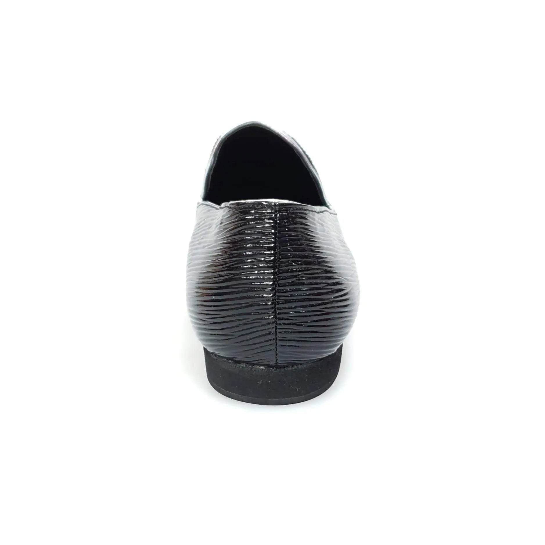 Scarpa mocassino da uomo in paglia nera con suola in gomma, elegante e comoda, perfetta per look estivi e casual.