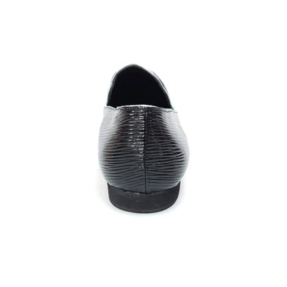 Scarpa mocassino da uomo in paglia nera con suola in gomma, elegante e comoda, perfetta per look estivi e casual.