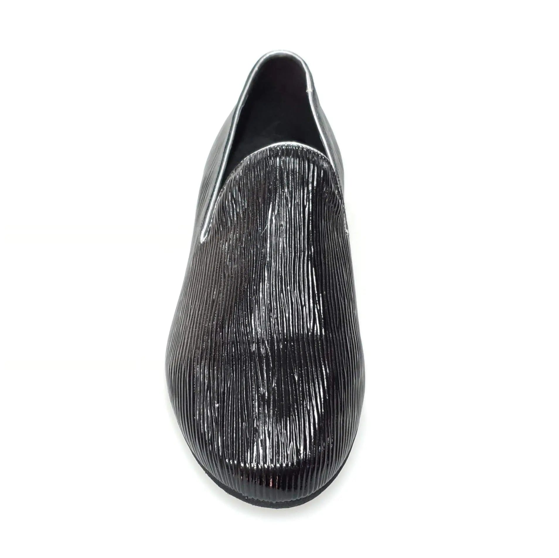 Mocassino da uomo in paglia nera con suola in gomma, calzatura elegante e leggera ideale per l'estate.