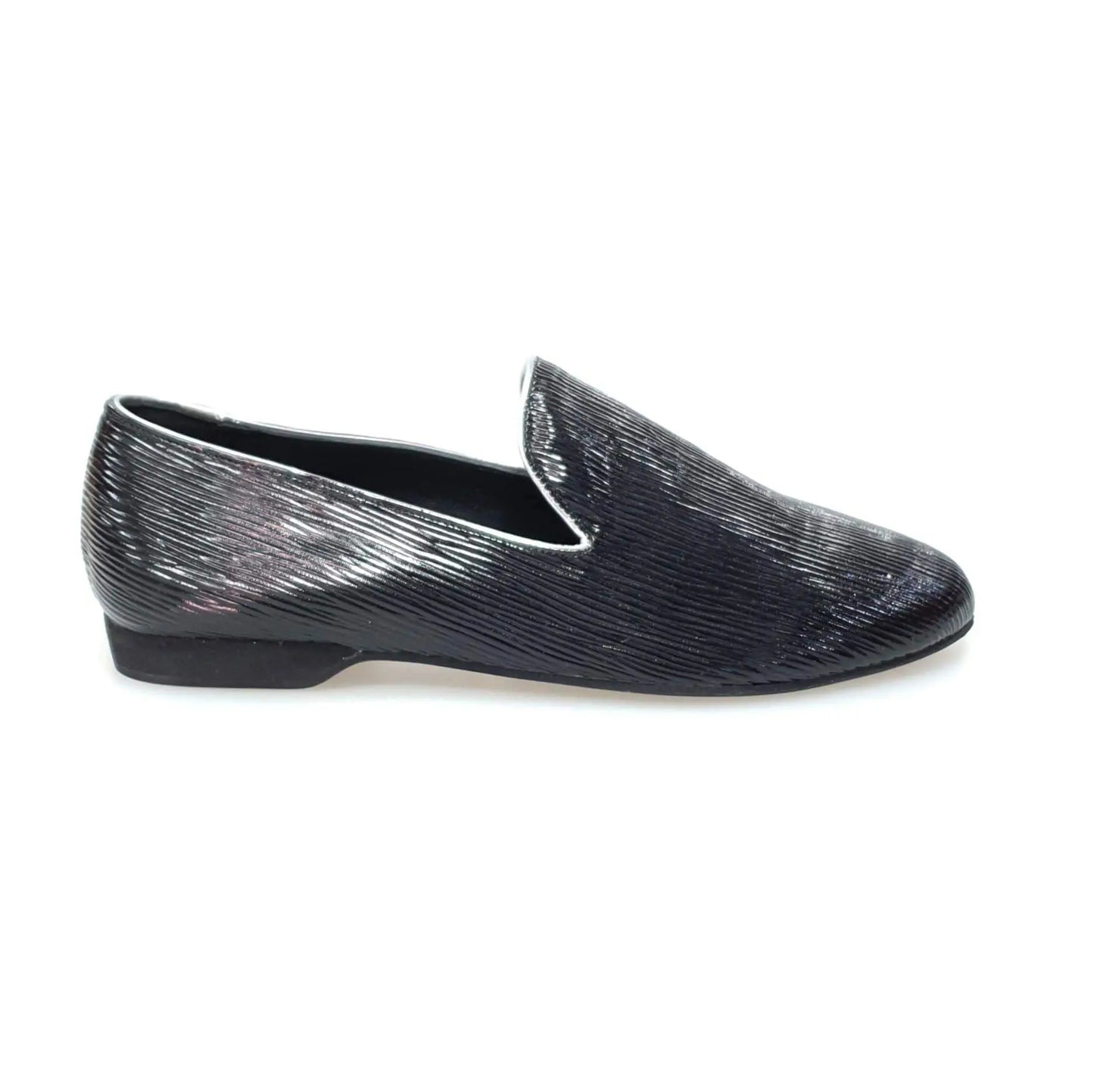 Scarpa mocassino uomo in paglia nera con suola in gomma, elegante e comoda, ideale per look estivi e casual.