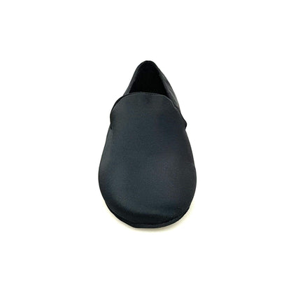 Scarpa da uomo in raso nero, mocassino elegante di Outlet, con finitura lucida e design classico, visibile in primo piano.