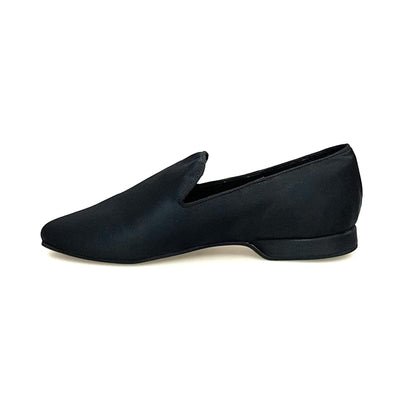 Scarpa da uomo in raso nero Outlet, mocassino elegante con dettagli raffinati, visibile in primo piano.