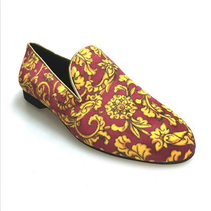 Mocassino da uomo Serse (800) in velluto Tudor magenta, scarpa elegante con lavorazione dettagliata, stile classico e raffinato.