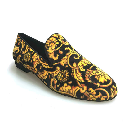 Scarpa mocassino da uomo in velluto Tudor nero di Wish Dance Shop, elegante e lavorato, con dettagli classici e rifiniture di qualità.
