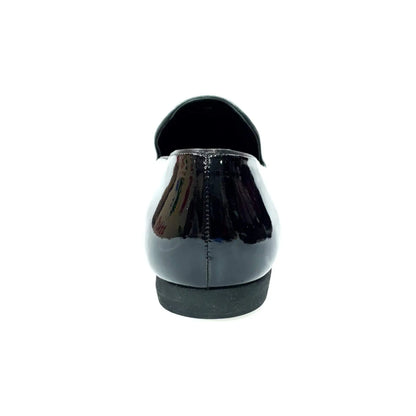 Mocassino da uomo in vernice nera con dettagli neri, scarpa elegante Wish Dance Shop, profili raffinati e superficie lucida.