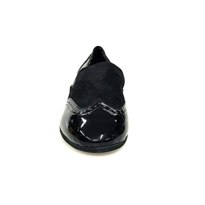 Mocassino uomo in vernice e camoscio nero, stile elegante e casual, con suola in gomma e dettagli raffinati.