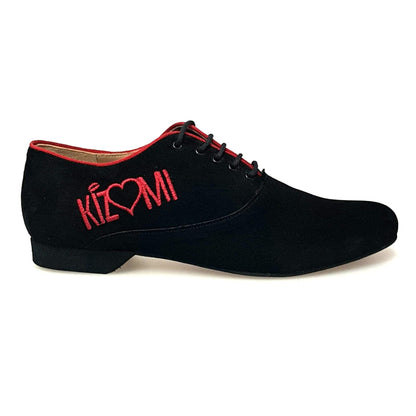 Scarpa da uomo Milano MS07 KIZMI in camoscio nero con profilo rosso, chiusura Oxford, forma tonda, ricamo rosso.