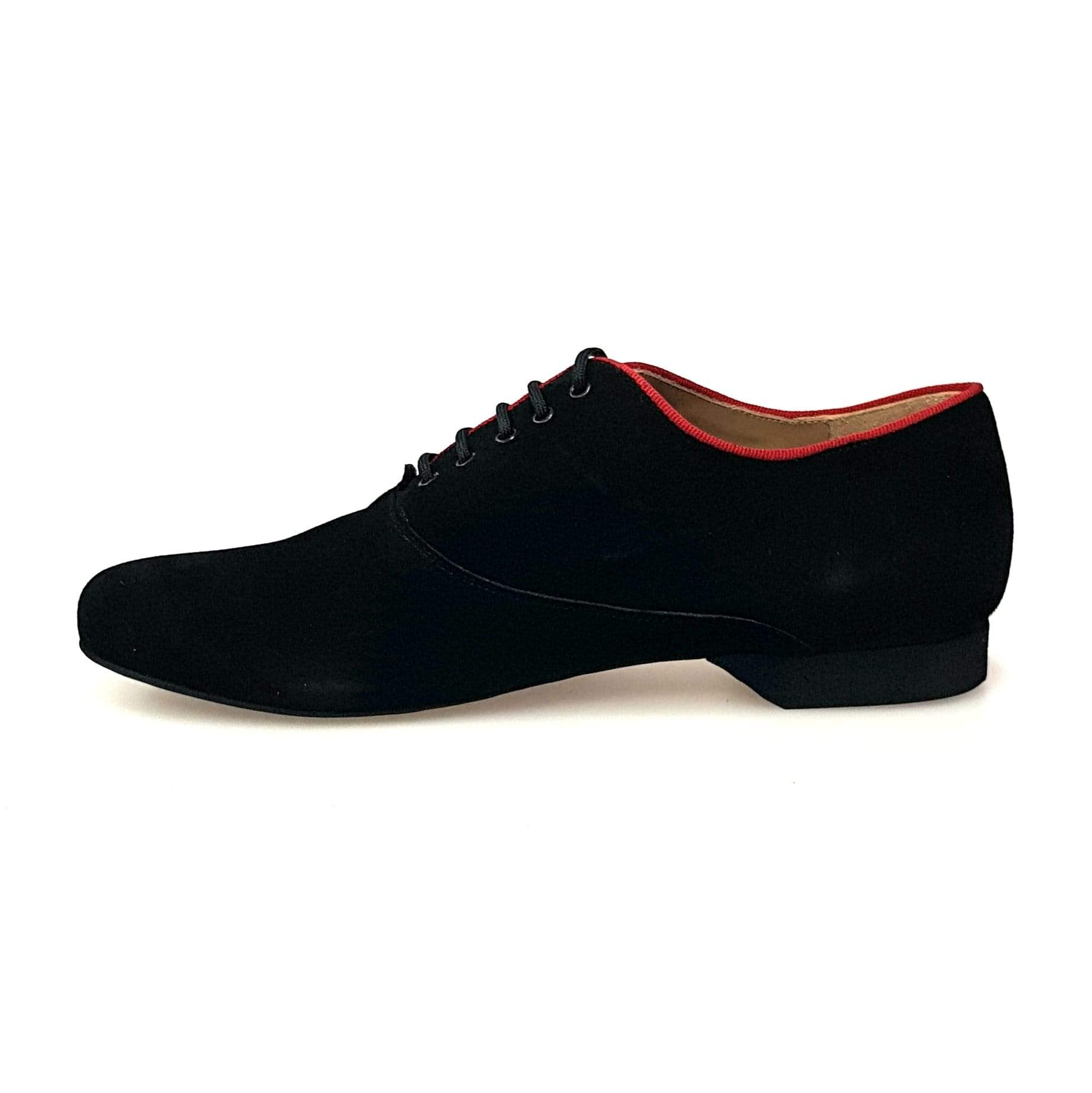 Scarpa da uomo Milano KIZMI Oxford in camoscio nero con profilo rosso e ricamo Kizmi, forma tonda.