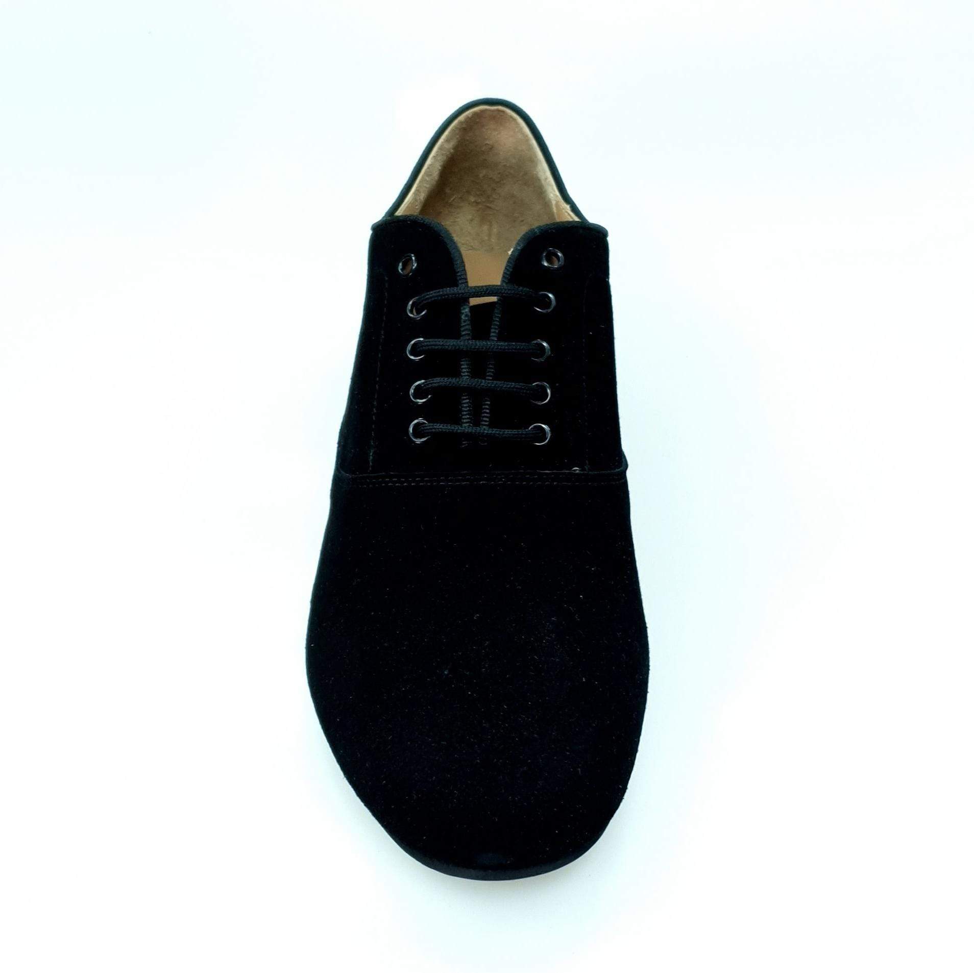 Scarpa da uomo Malaga MS07 in camoscio nero con chiusura stringata, forma tonda, marca Wish Dance Shop.