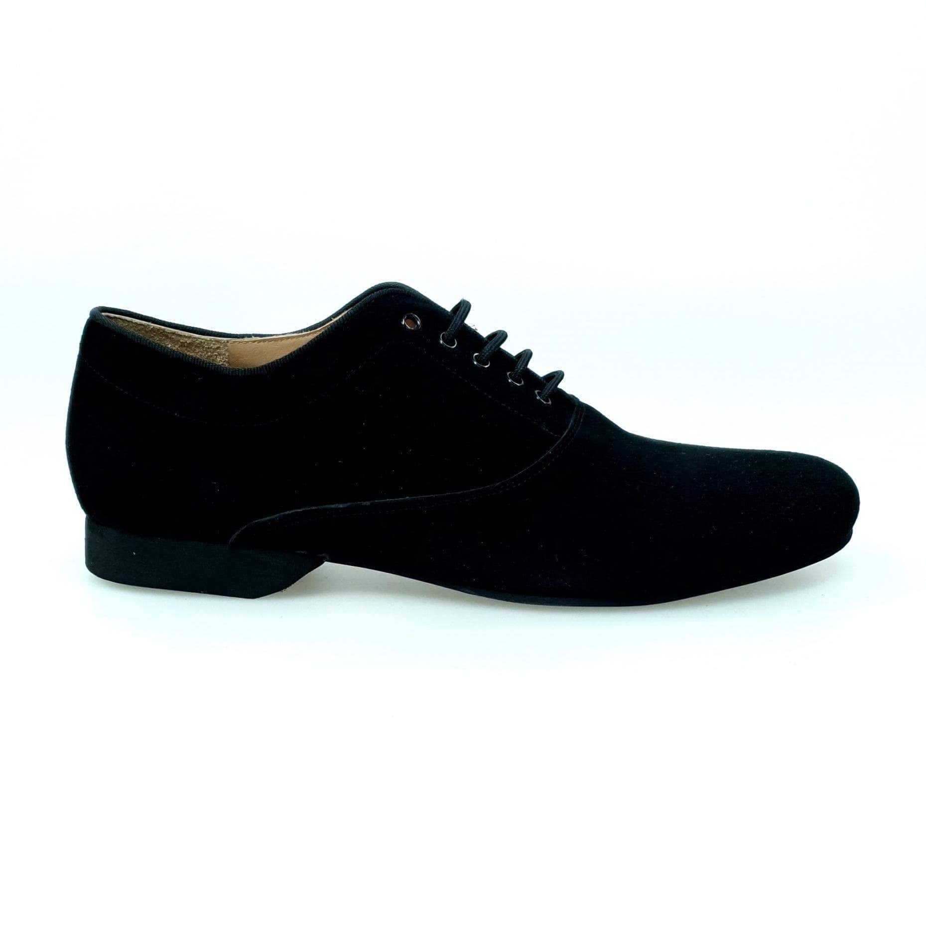 Scarpa uomo Malaga MS07 in camoscio nero con stringa, chiusura Oxford, forma tonda, marca Wish Dance Shop.