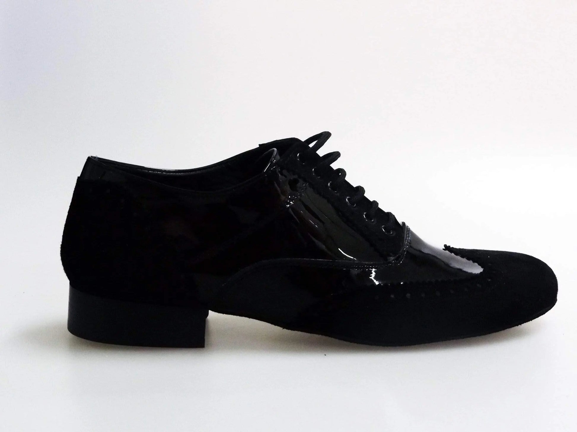 Scarpa stringata Oxford Brogue ADONE MS14 in camoscio e vernice nera, forma tonda, stile elegante e classico