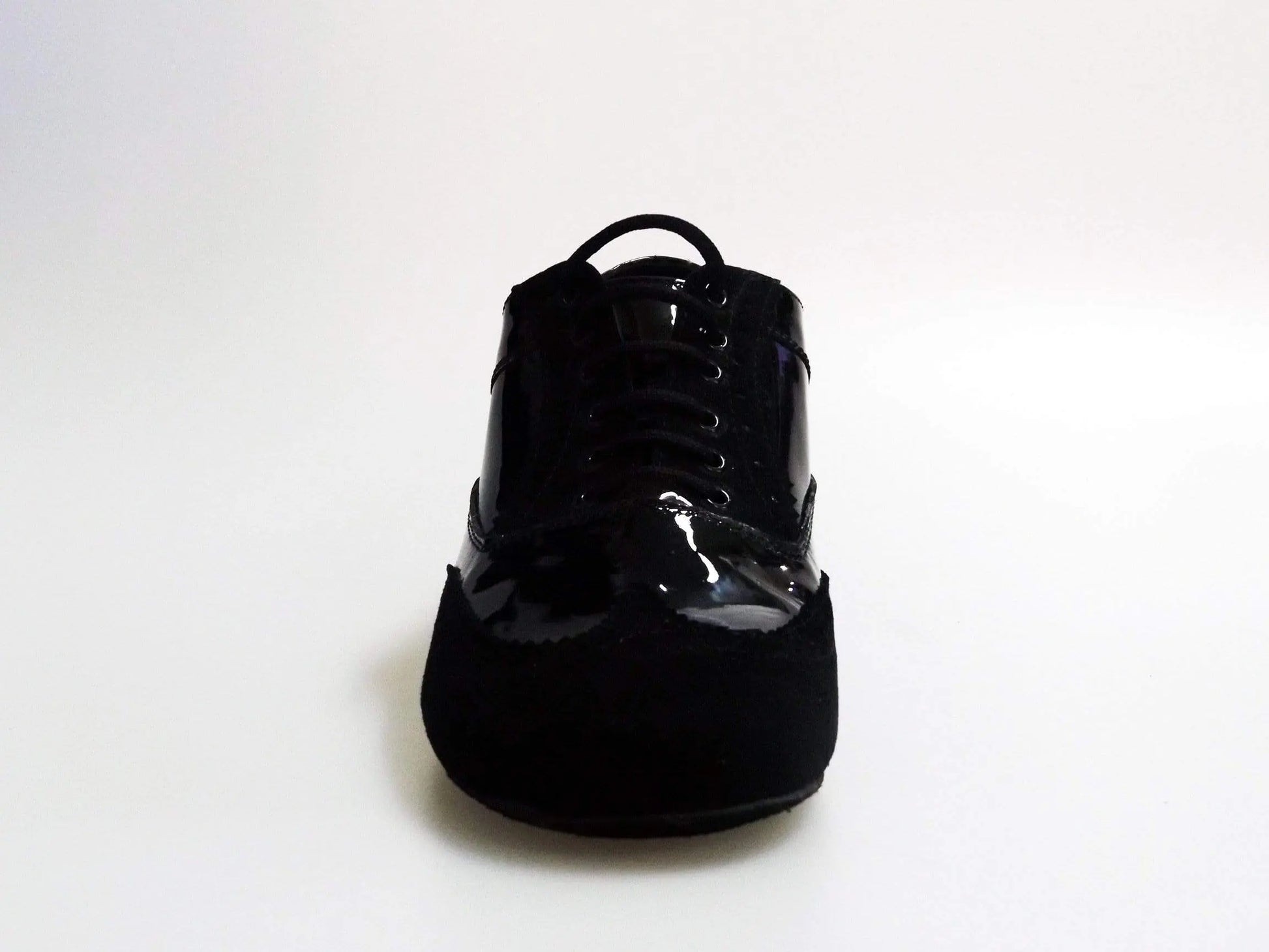 Scarpa Oxford Brogue ADONE MS14 in camoscio e vernice nera, stringata con coda di rondine e forma tonda.
