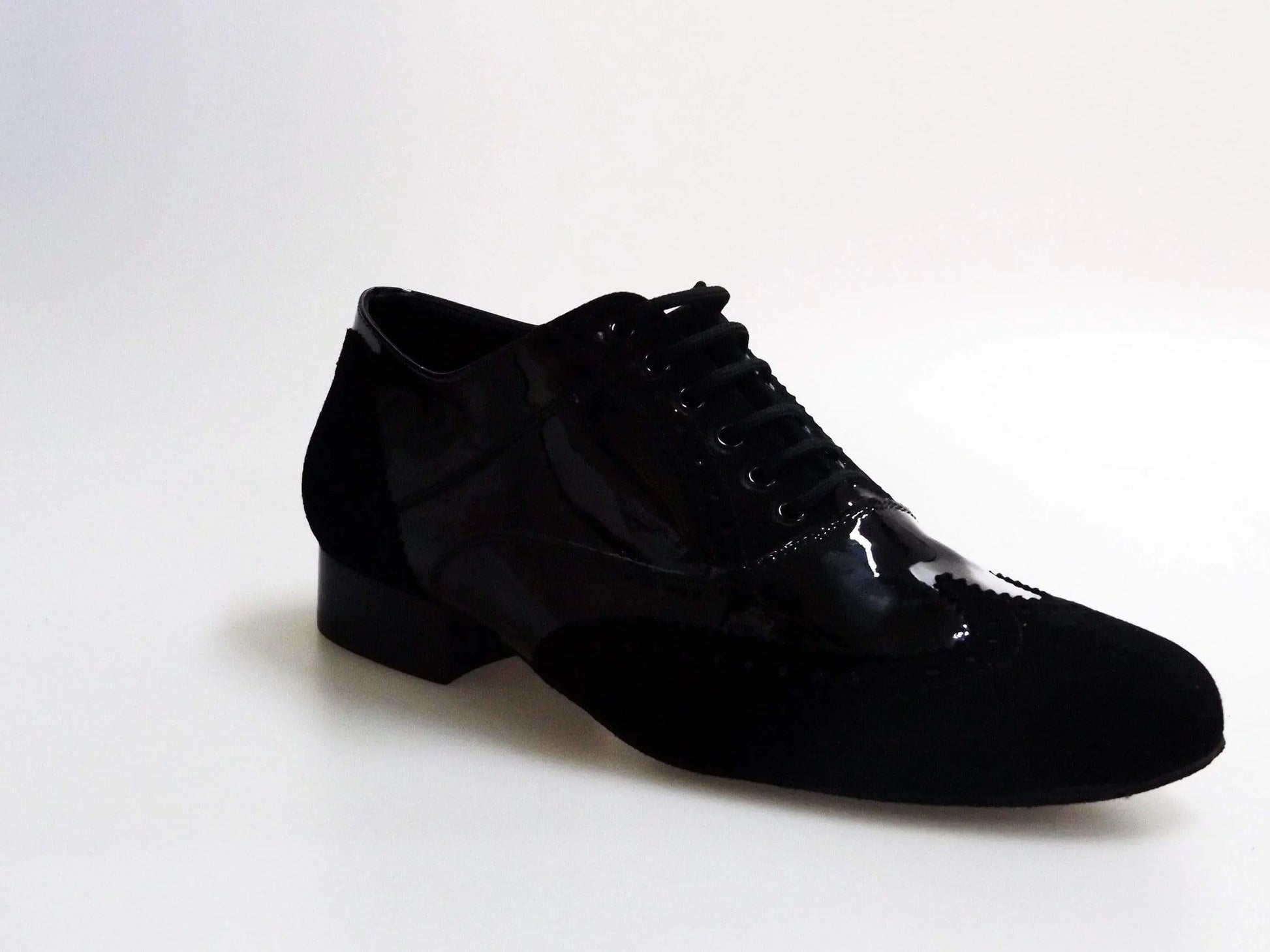 Scarpa stringata Oxford Brogue ADONE MS14 in camoscio e vernice nera, forma tonda, stile elegante e classico