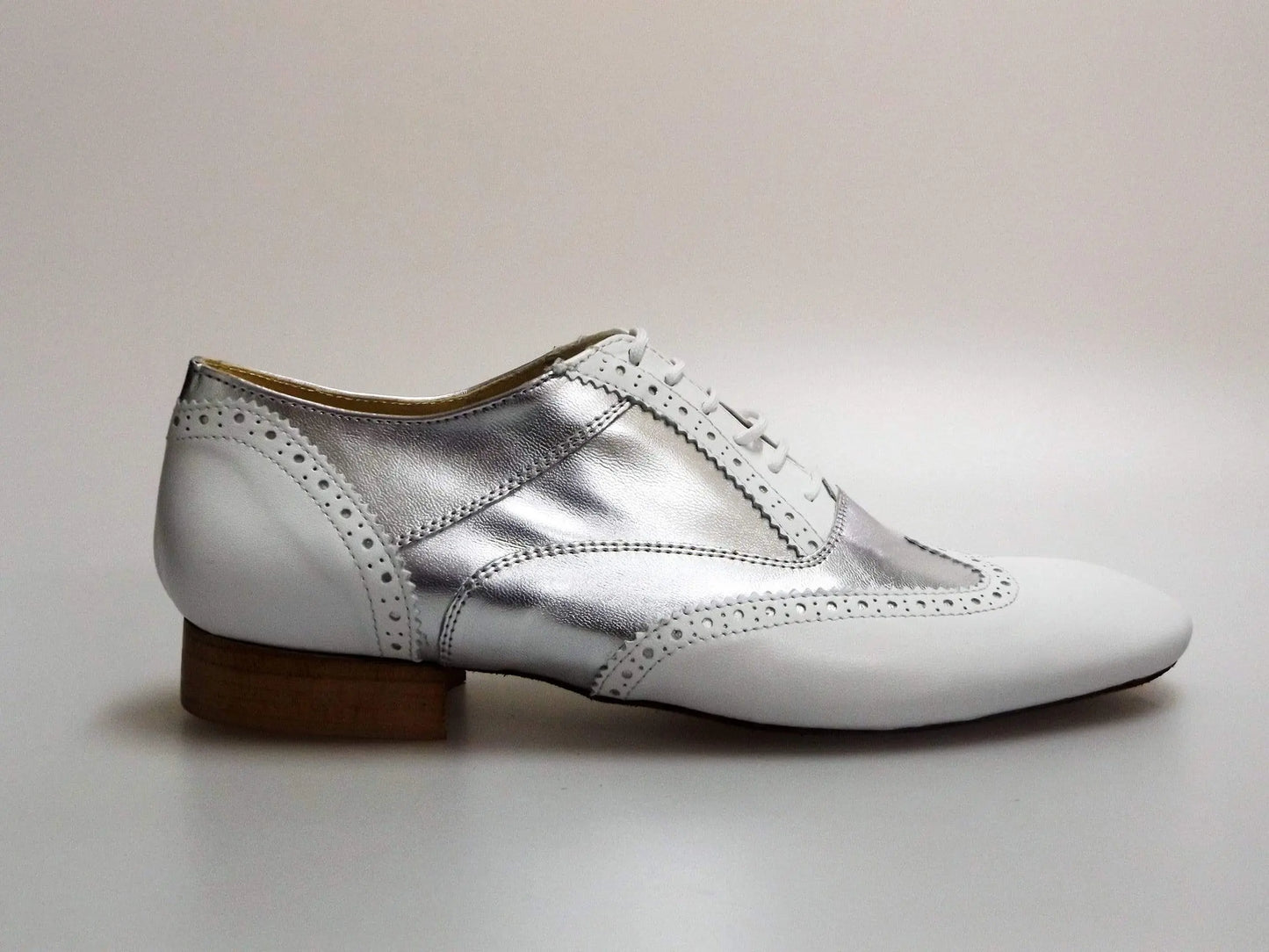 Scarpa stringata Richard MS14 in pelle bianca e argento, mod. Oxford Brogue con punta lunga, stile elegante e classico.