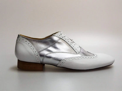 Scarpa stringata Richard MS14 in pelle bianca e argento, mod. Oxford Brogue con punta lunga, stile elegante e classico.