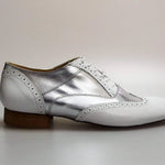 Carica immagine nella Galleria, Scarpa stringata Richard MS14 in pelle bianca e argento, mod. Oxford Brogue con punta lunga, stile elegante e classico.
