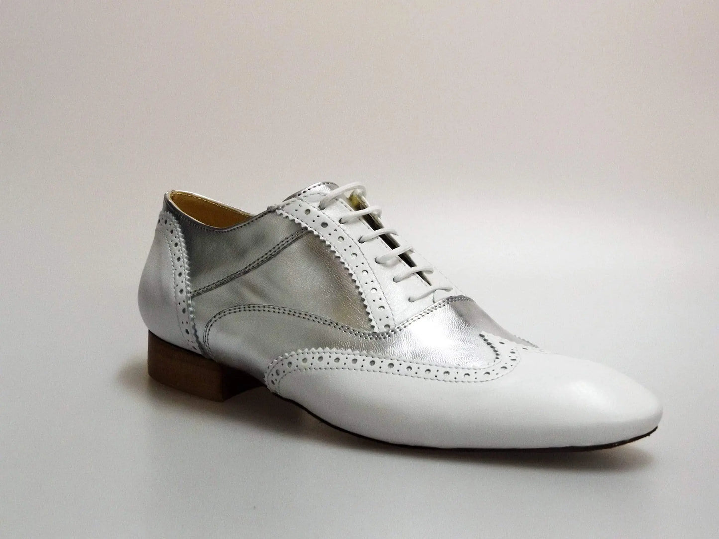 Scarpa Richard MS14 in pelle bianca e argento, stringata coda di rondine Oxford Brogue con punta lunga, stile elegante.
