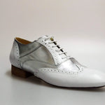 Carica immagine nella Galleria, Scarpa Richard MS14 in pelle bianca e argento, stringata coda di rondine Oxford Brogue con punta lunga, stile elegante.
