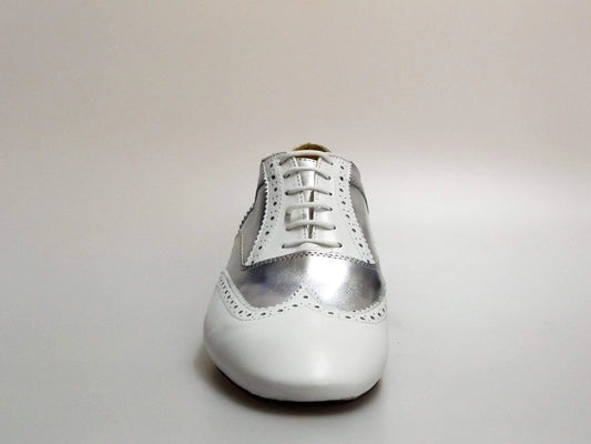 Scarpa Oxford Brogue Richard MS14 in pelle bianca e argento, forma lunga, con dettaglio coda di rondine e design elegante.