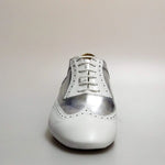 Carica immagine nella Galleria, Scarpa Oxford Brogue Richard MS14 in pelle bianca e argento, forma lunga, con dettaglio coda di rondine e design elegante.
