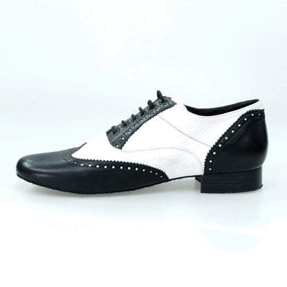 Scarpa stringata Adone MS14 in pelle nera e bianca, modello Oxford Brogue, forma tonda, stile elegante e classico.
