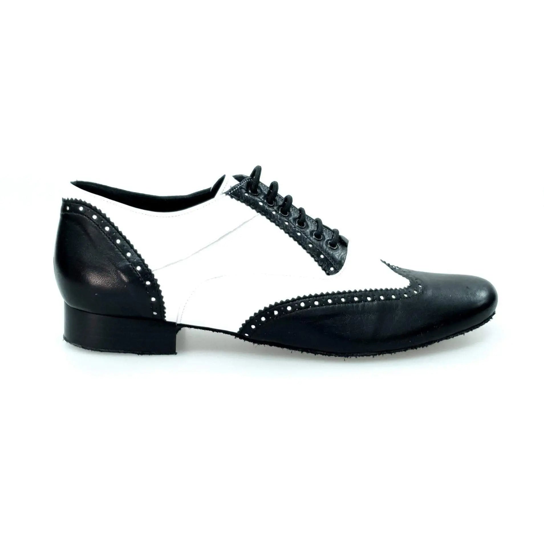 Scarpa stringata Adone MS14 in pelle nera e bianca, modello Oxford Brogue, forma tonda, stile elegante e classico.