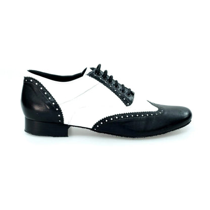Scarpa stringata Adone MS14 in pelle nera e bianca, modello Oxford Brogue, forma tonda, stile elegante e classico.