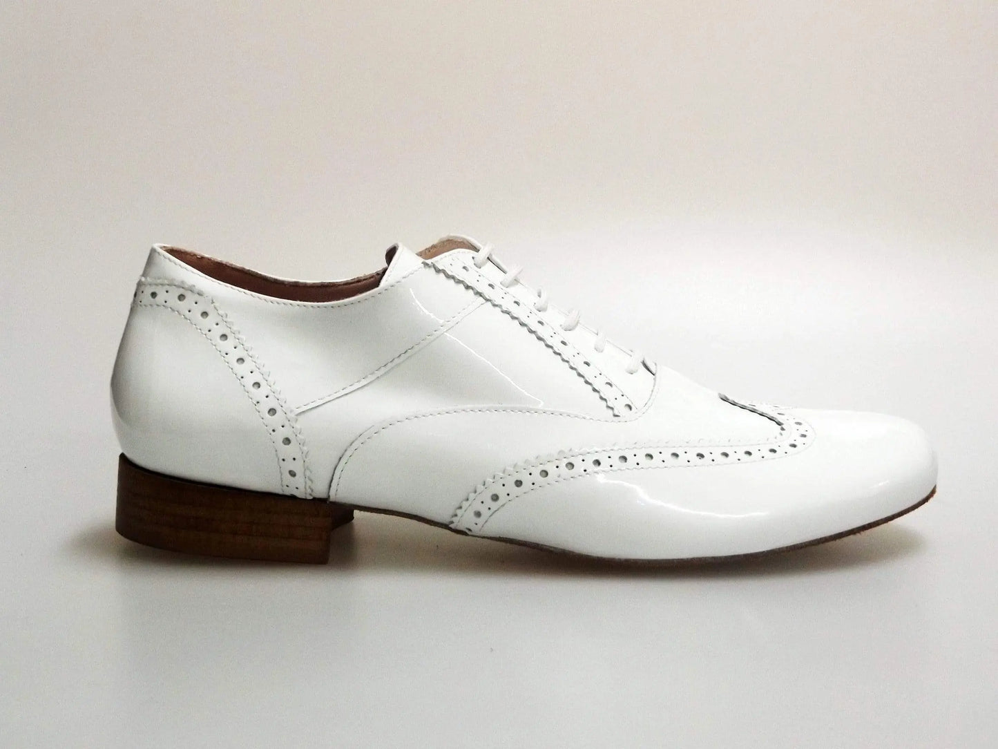 Scarpa Oxford Brogue Adone MS14 in vernice bianca con coda di rondine e forma tonda, ideale per stile elegante e raffinato