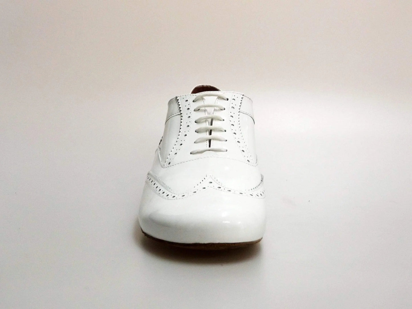 Scarpa stringata coda di rondine Wish Dance Shop modello Adone MS14 in vernice bianca con punta tonda, stile Oxford brogue.