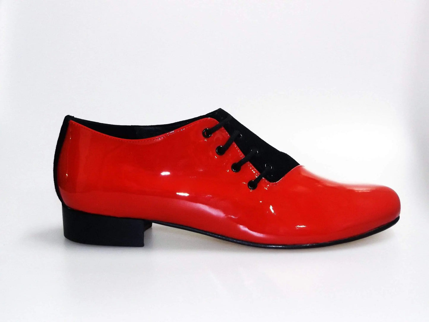 Scarpa da uomo Franco MS19 in vernice rossa e camoscio nero, con toma tonda e chiusura stringata, vista laterale