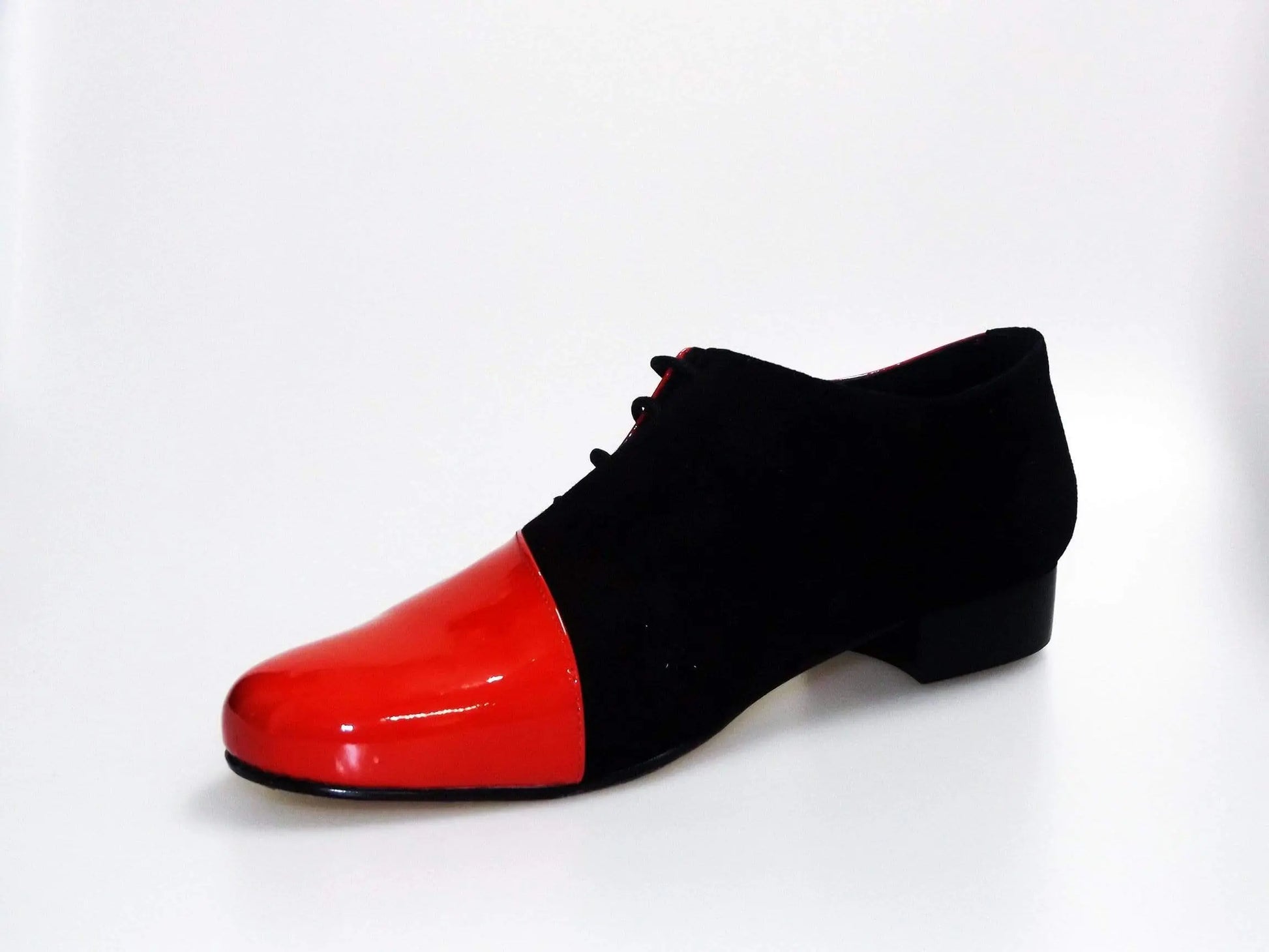 Scarpa da uomo Franco MS19 in vernice rossa e camoscio nero, con forma tonda e dettagli eleganti.