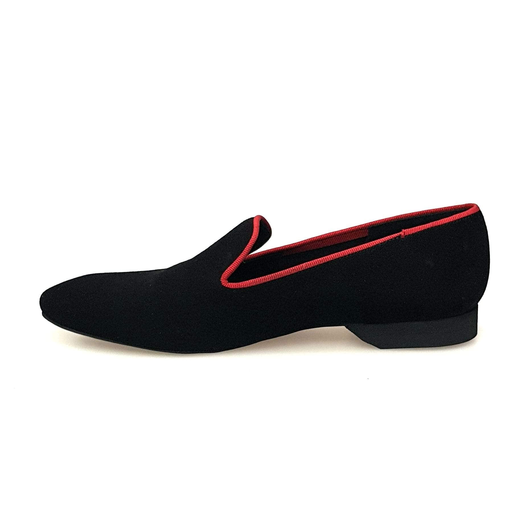 Mocassino in camoscio nero Barone Nero MS20 di KIZMI con profilo rosso e ricamo rosso, forma lunga, su sfondo neutro.