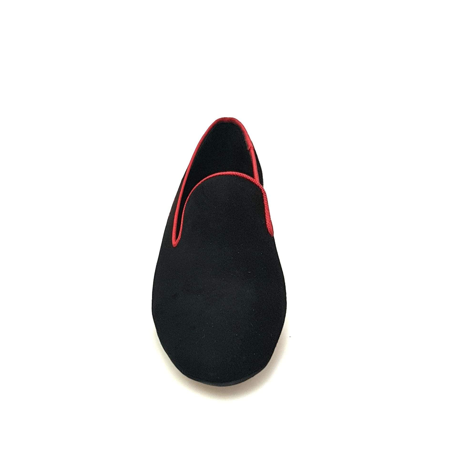 Mocassino in camoscio nero con profilo rosso e ricamo Kizmi, forma lunga, brand KIZMI, stile elegante e raffinato.