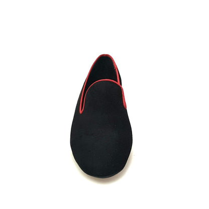 Mocassino in camoscio nero con profilo rosso e ricamo Kizmi, forma lunga, brand KIZMI, stile elegante e raffinato.